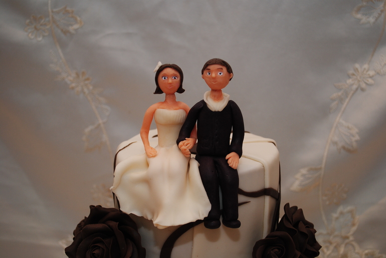 Свадебный торт с шоколадными розами