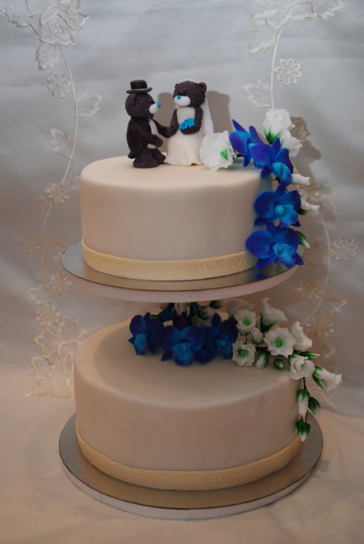 Свадебный торт с орхидеями и миньонами