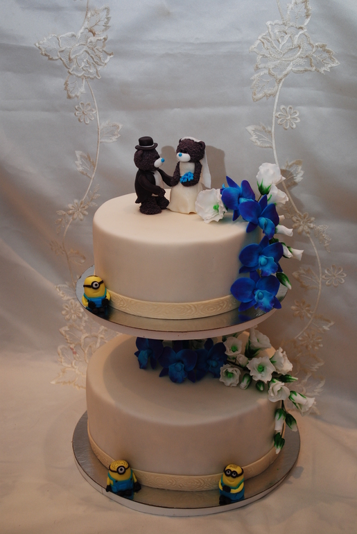 Свадебный торт с орхидеями и миньонами