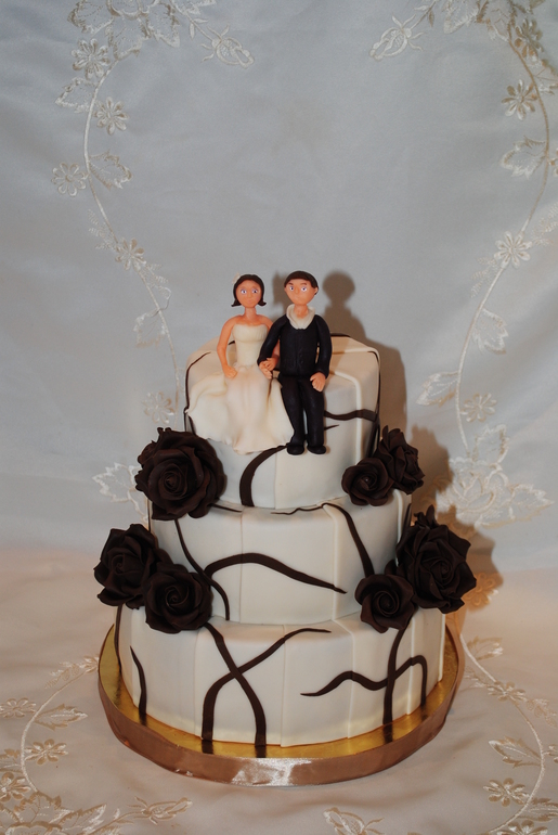Свадебный торт с шоколадными розами