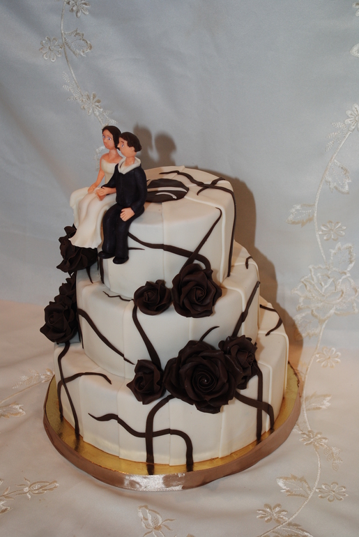 Свадебный торт с шоколадными розами