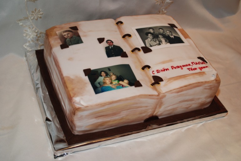 Кружка с пивом и фотоальбом