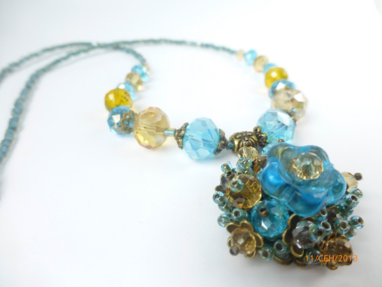 Захотелось сочетания голубого с жёлтым.