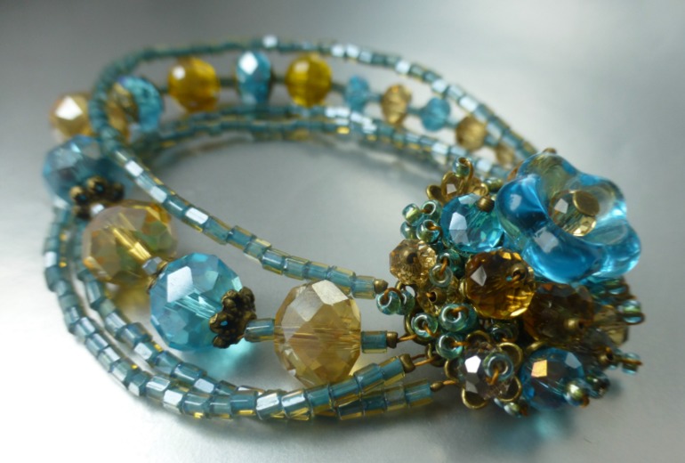 Захотелось сочетания голубого с жёлтым.