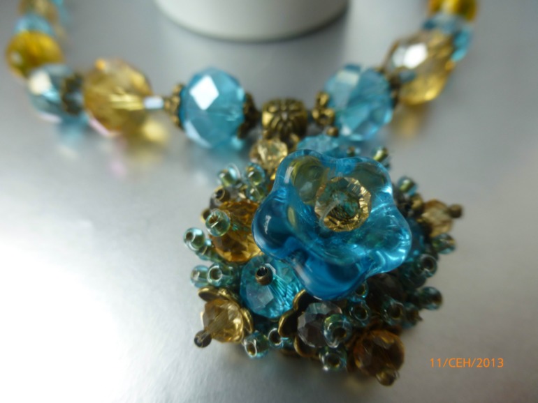 Захотелось сочетания голубого с жёлтым.