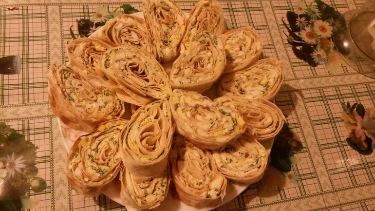 Рулетики из лаваша с сыром, чесноком и зеленью.