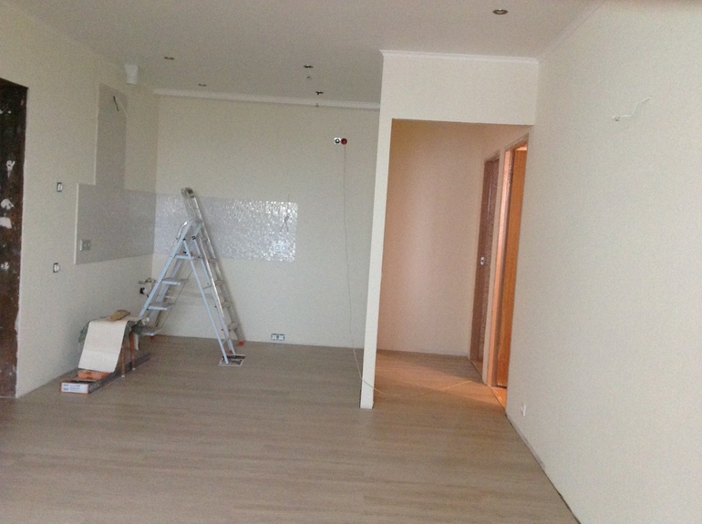 а вот и наш незаконченный ремонт.объединение кухни и гостиной!