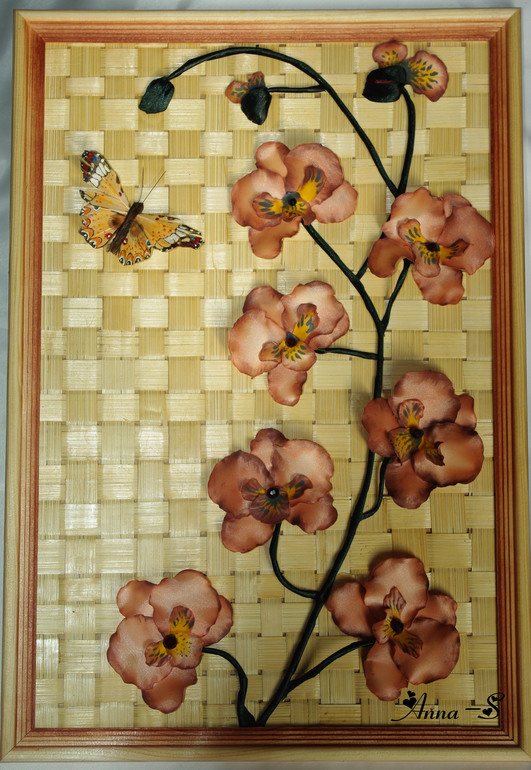 Плетённая шкатулка декорированная цветами из органзы.