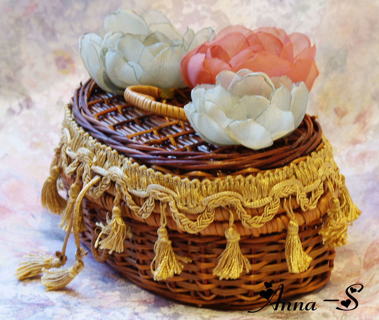 Плетённая шкатулка декорированная цветами из органзы.