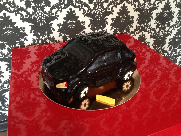 номер 5.  Автомобиль в студию!