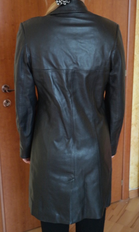 Кожаное пальто р. 44-46, 2000 руб.