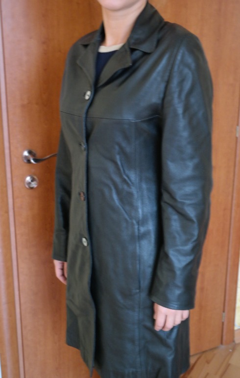 Кожаное пальто р. 44-46, 2000 руб.