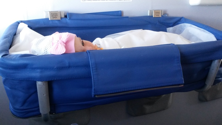 Люлька россия. Детская люлька в самолете Аэрофлот. Люлька для новорожденных в Аэрофлот. Люлька для грудничка в Аэрофлоте. Люлька для новорожденных в самолете Аэрофлот.
