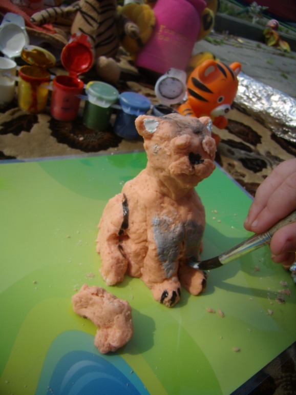 Лепим тигра, помогаем тигру, играем с тигром, кормим тигра..в общем изучаем ТИГРОВ