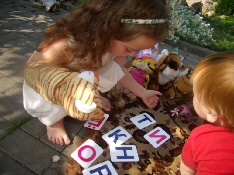 Лепим тигра, помогаем тигру, играем с тигром, кормим тигра..в общем изучаем ТИГРОВ