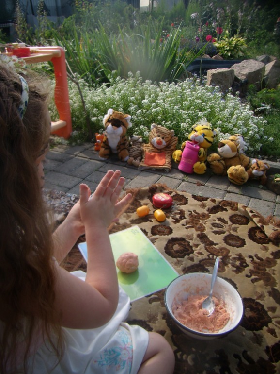 Лепим тигра, помогаем тигру, играем с тигром, кормим тигра..в общем изучаем ТИГРОВ