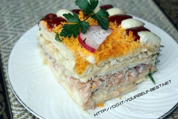 Рыбный салатик - торт с крекерами