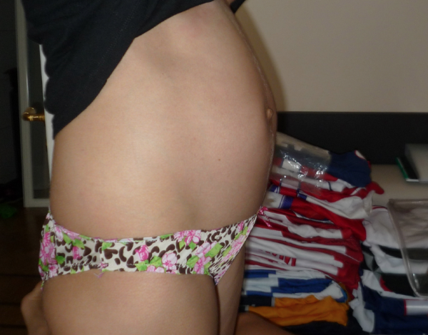 Маленький живот у беременной. Небольшой животик беременной. 25 Недель живот. Живот на 25 неделе беременности. Маленький живот.