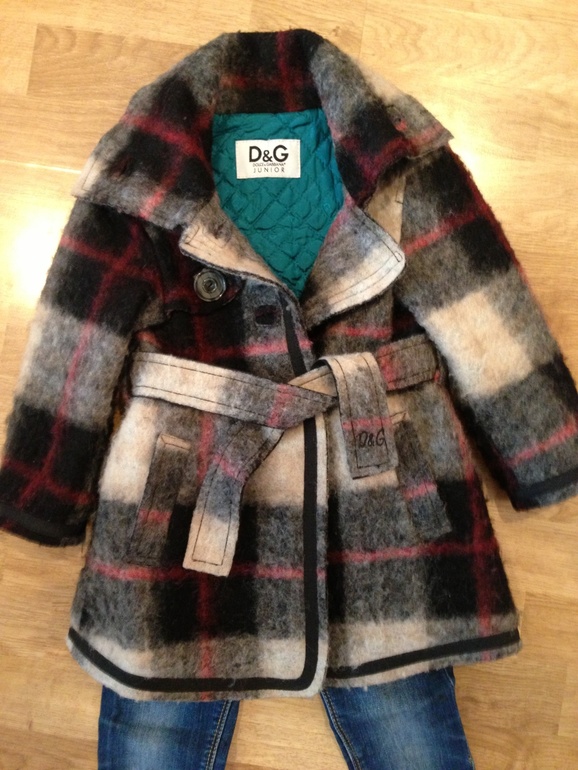Стильное пальтишко D&G для девочки.
