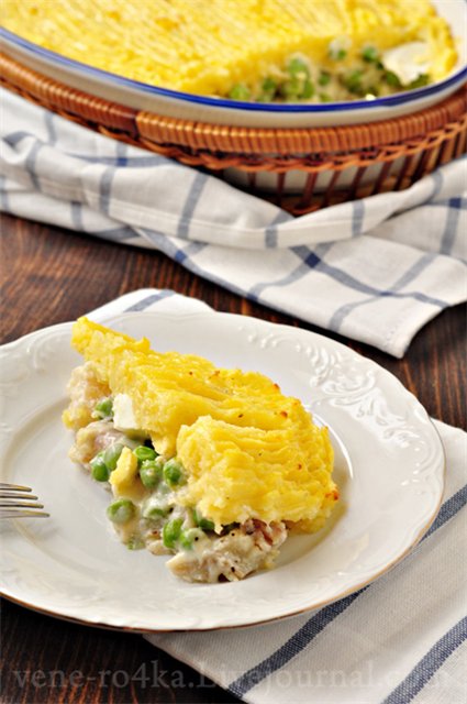 Запеканка с рыбой, зелёным горошком и картофельным пюре.