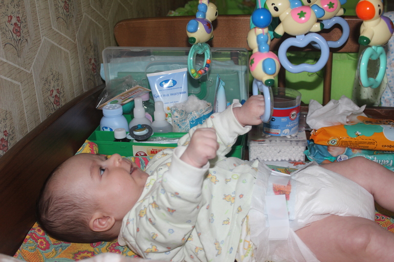 Интерес к карусели..улыбашки,захватывание игрушки...)))прелесть.