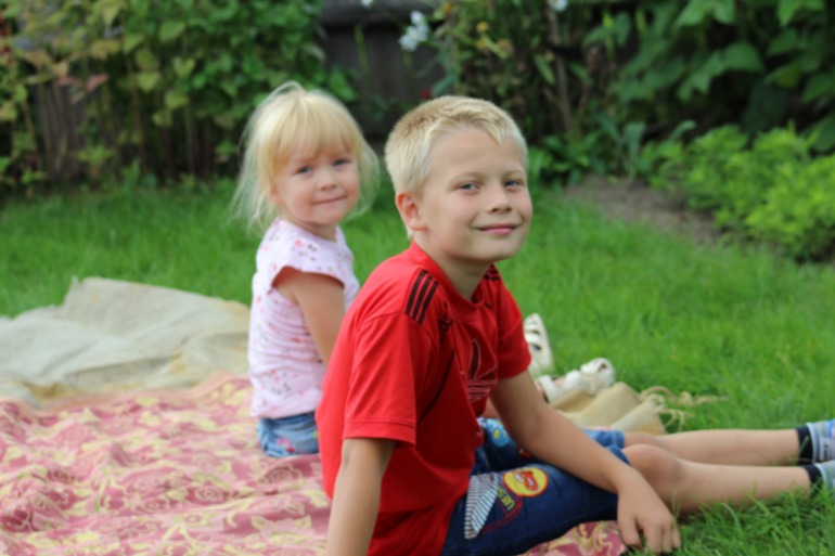 Фоточки моих пупсов с дачи.