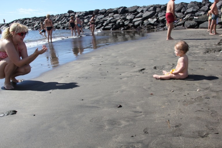 Дикий пляж с детьми