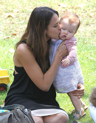 Джессика Альба на прогулке с дочками