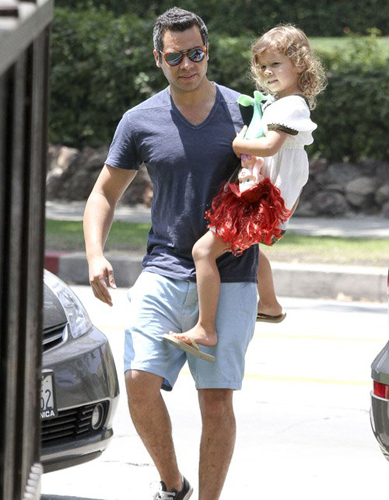 Джессика Альба на прогулке с дочками