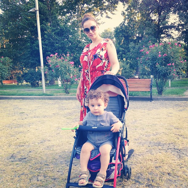 Какая прогулочная коляска у Анфисы Чеховой?