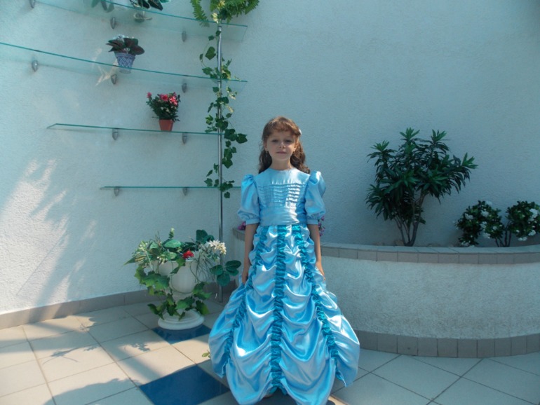 Первое выступление моей красавицы-певицы.