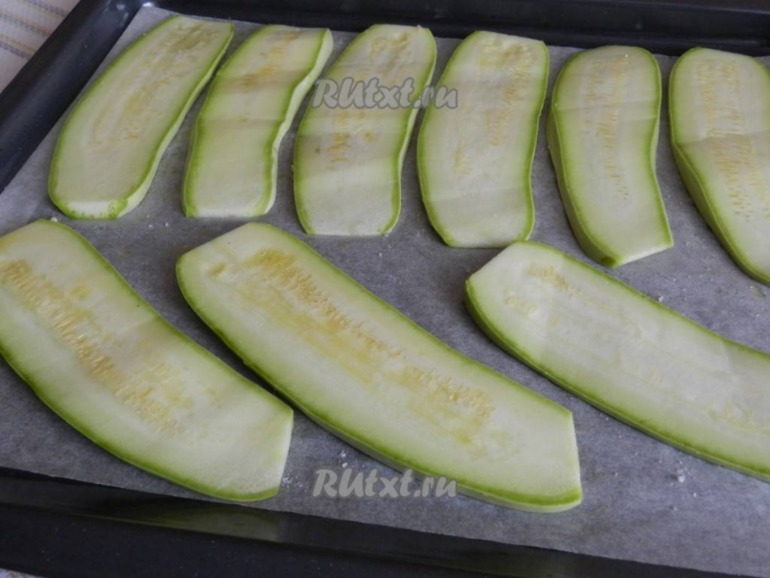 Рулетики из кабачков с куриной начинкой