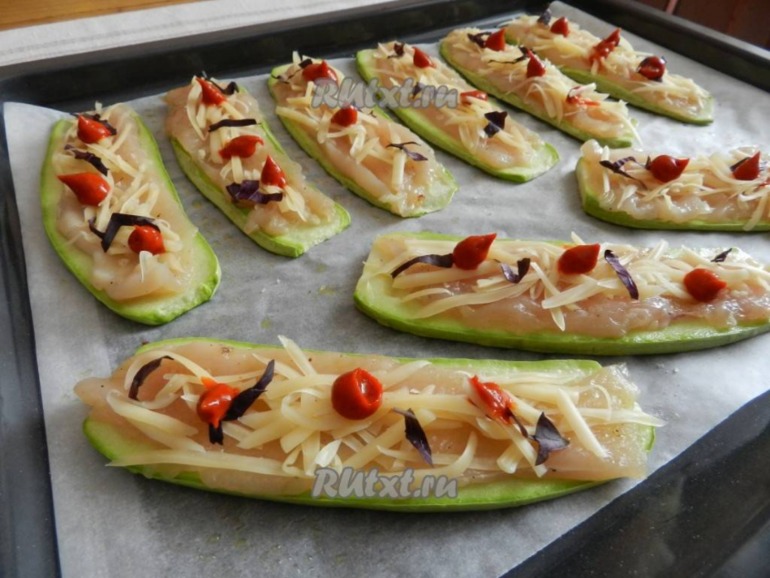Рулетики из кабачков с куриной начинкой