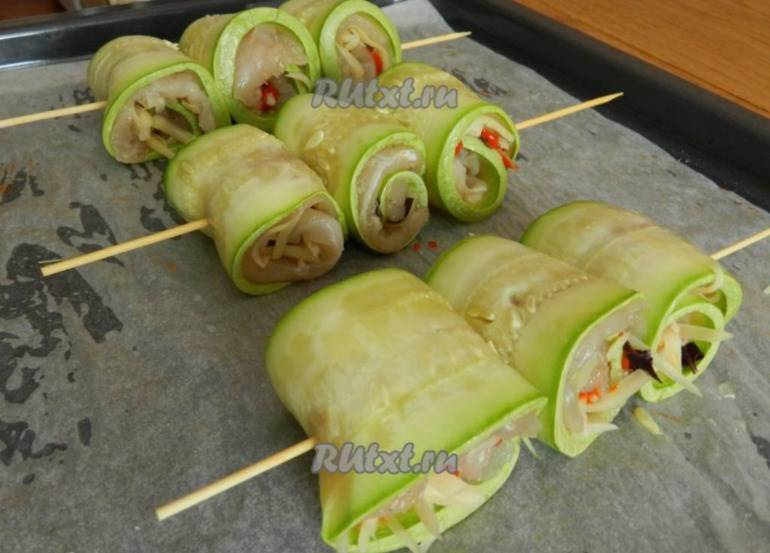 Рулетики из кабачков с куриной начинкой