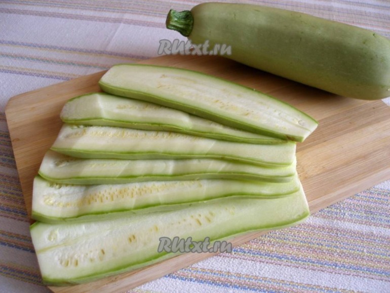 Рулетики из кабачков с куриной начинкой