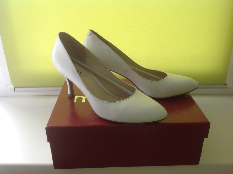 Продам белые туфли классика 36 размер, 500 руб