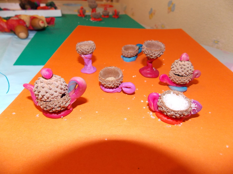 Чайный сервиз из шляпок от желудей (3,5)