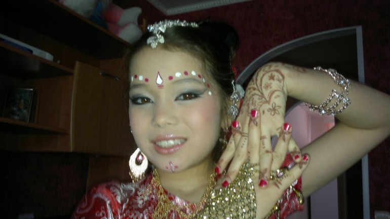 Продам новогодний костюм индианки сшитый на заказ ( на 9-10 лет), одевали  всего один раз на елку. Сшито из парчи -топ