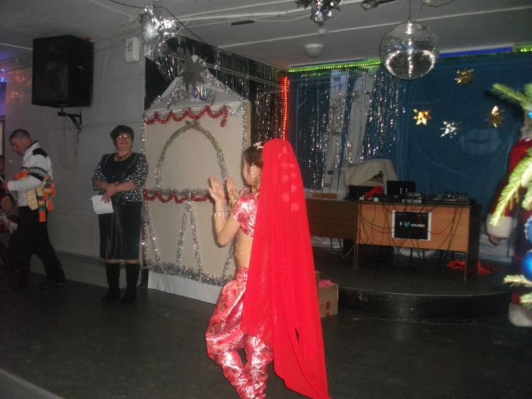 Продам новогодний костюм индианки сшитый на заказ ( на 9-10 лет), одевали  всего один раз на елку. Сшито из парчи -топ