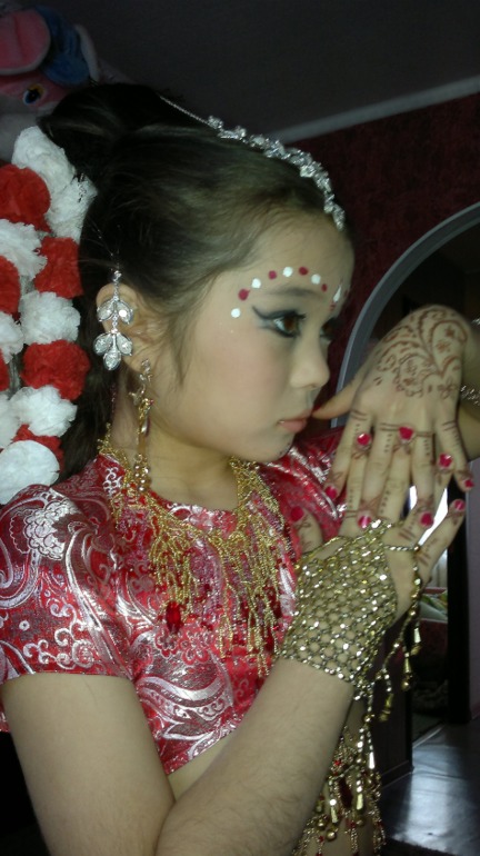 Продам новогодний костюм индианки сшитый на заказ ( на 9-10 лет), одевали  всего один раз на елку. Сшито из парчи -топ