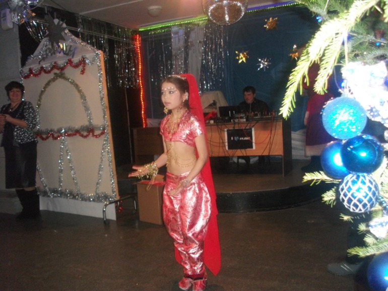 Продам новогодний костюм индианки сшитый на заказ ( на 9-10 лет), одевали  всего один раз на елку. Сшито из парчи -топ