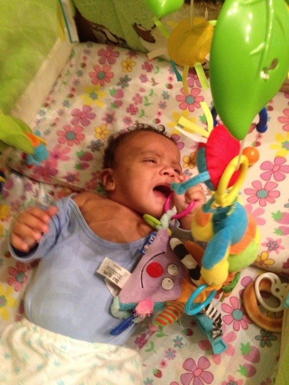 У нас вылезает первый зубик!!