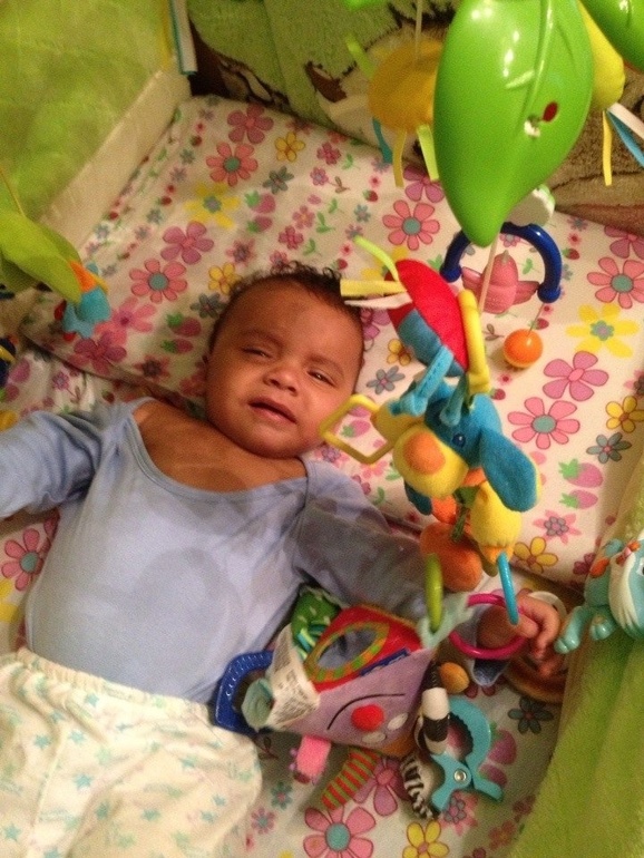 У нас вылезает первый зубик!!