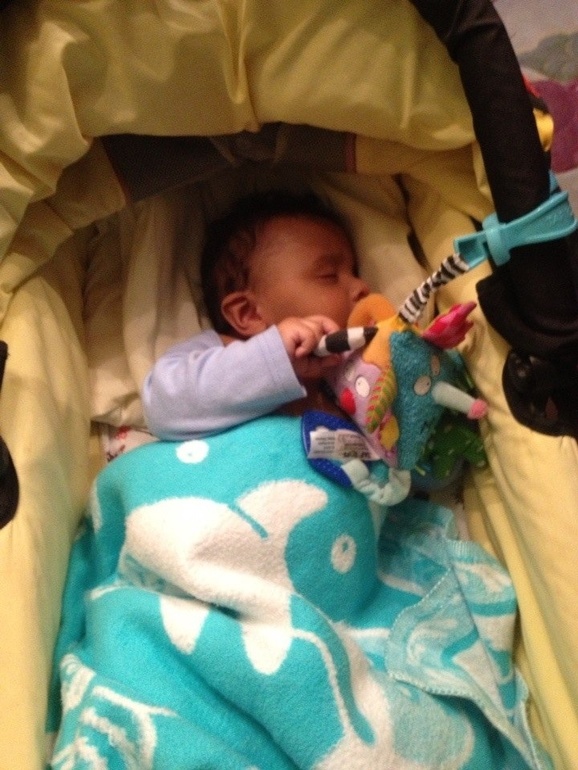 У нас вылезает первый зубик!!