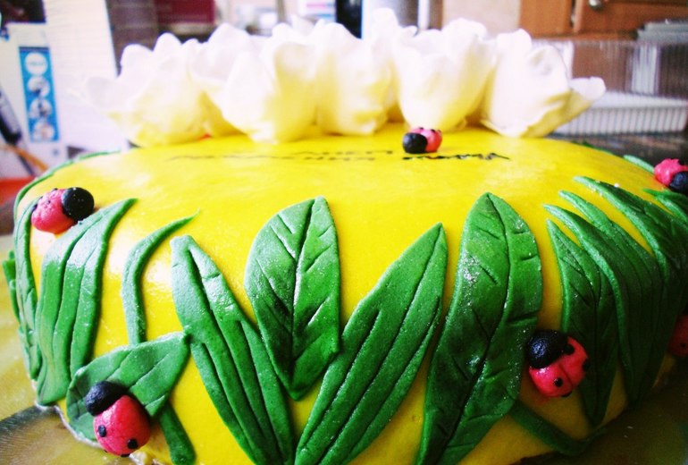 Тортик для мамы) Я новичок в этом деле поэтому возникли небольшие трудности с надписью почему-то она растекалась(((