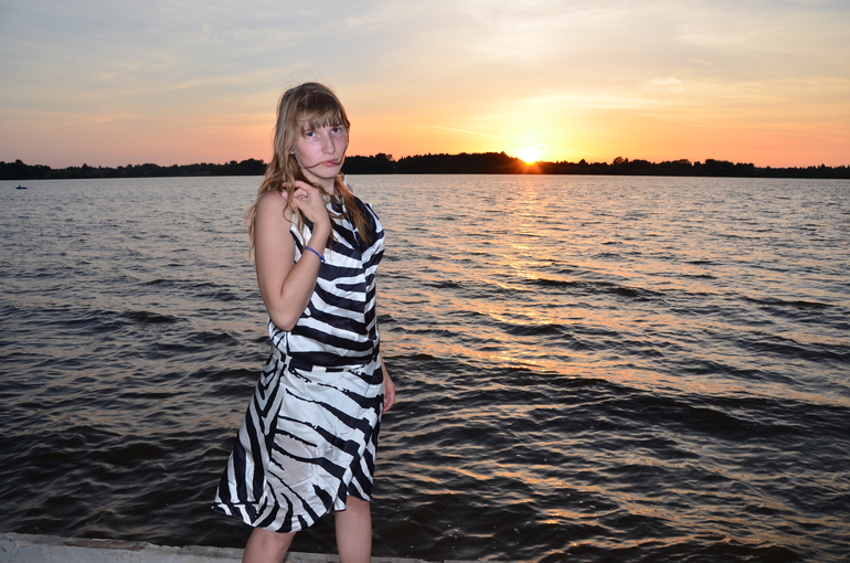 продаю новое платье 44-46 размера из натурального шелка,цена 6000р