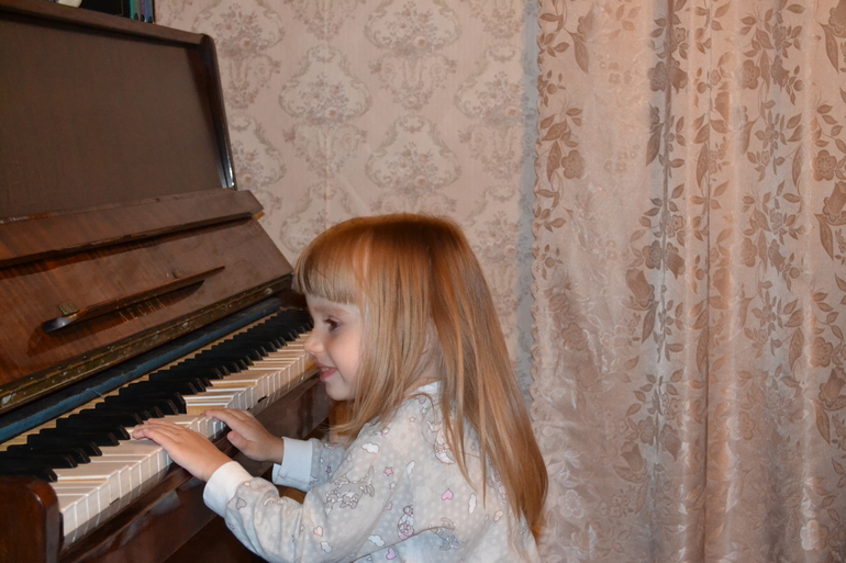 У моего ребенка тяжелое деревенское детство-2)))