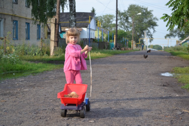 У моего ребенка тяжелое деревенское детство-2)))