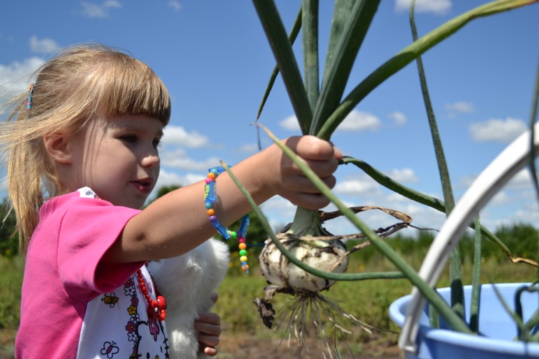 У моего ребенка тяжелое деревенское детство-2)))