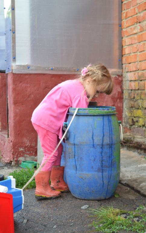 У моего ребенка тяжелое деревенское детство-2)))